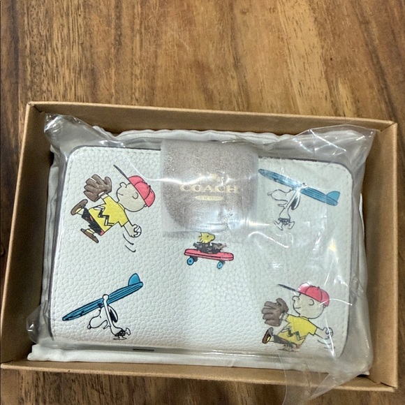 Coach White Wallet with Peanuts Gang Graphics NWT and NIB - Picture 8 of 9